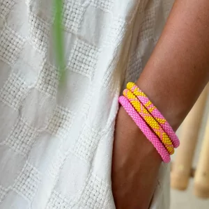 Alternative view of Pulsera Nepalí Amarilla y rosa