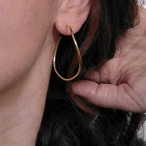 Alternative view of Pendientes Bent Hoops de Sewasong