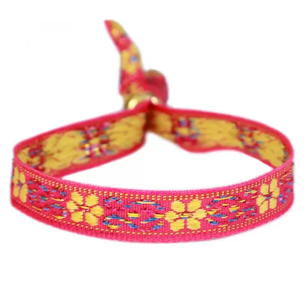 Brazalete tejido con flores rosadas y amarillas