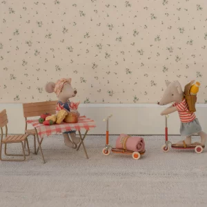 Alternative view of Patinete miniatura para ratón - Naranja de Maileg