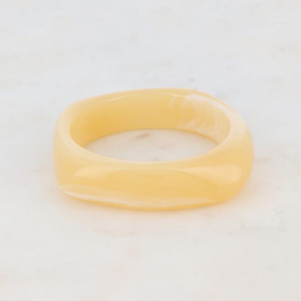 Pulsera de resina crema