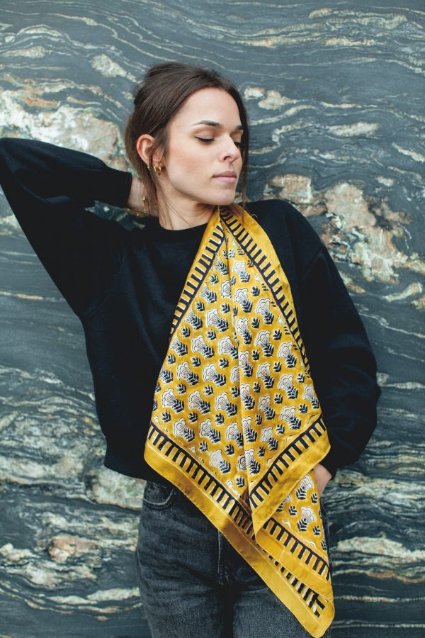 Pañuelo de Seda Manika Poppy Gold de Apaches - Imagen 4