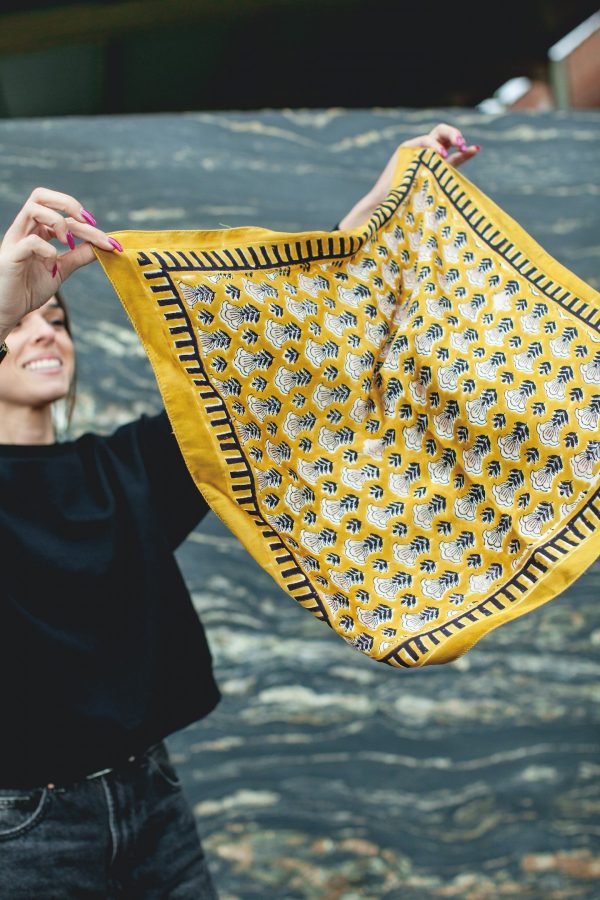 Pañuelo de Seda Manika Poppy Gold de Apaches - Imagen 3