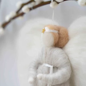 Alternative view of Ángel de lana Irini neutro de Jurianne Matter