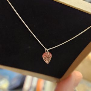 Alternative view of Colgante Hoja de Turmalina (Edición Especial)