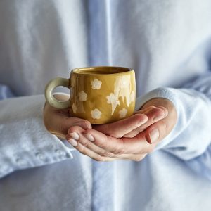 Alternative view of Taza Mini Nini Flores marrón de Bloomingville