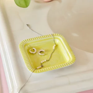 Alternative view of Bandejita cuadrada de metal amarilla de Rice