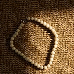 Alternative view of Collar Selenita de Monk and Anna