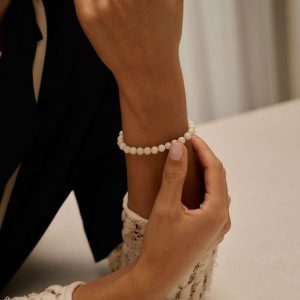 Alternative view of Pulsera Selenita de Monk and Anna