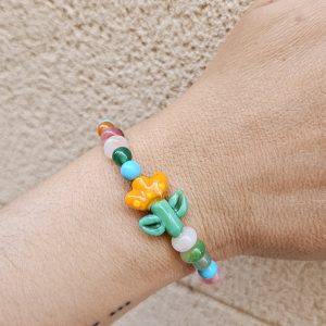 Alternative view of Pulsera Flor naranja de Estudio Chanante
