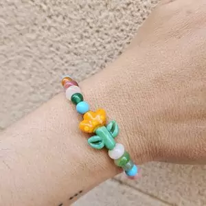 Alternative view of Pulsera Flor naranja de Estudio Chanante