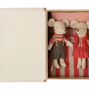 Alternative view of Ratones Gemelos Navideños en libro Maileg